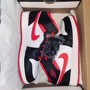 Nike Air Jordan 1 Mid Very Berry